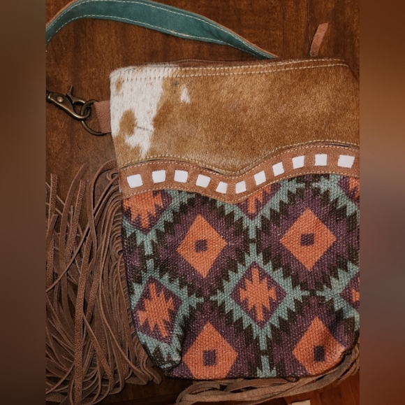 Olay nwot canvas pattern leather detail crossbody w/ fringe - Picture 7 of 11